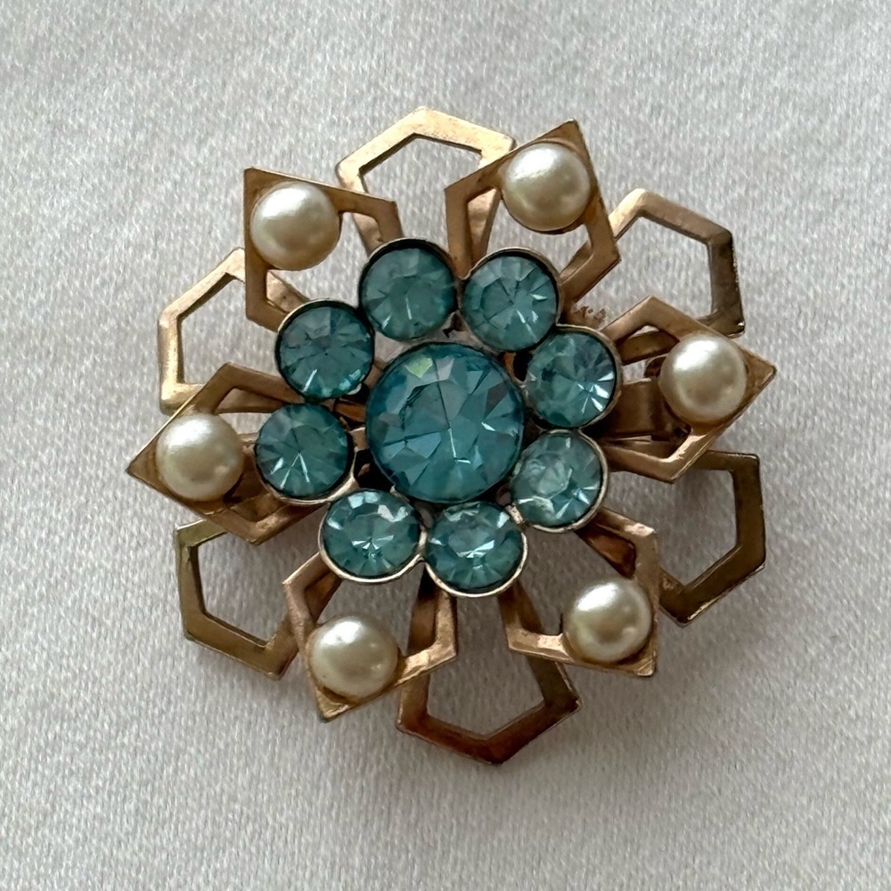 Elegant Gold and Blue Brooch with Pearls VTG